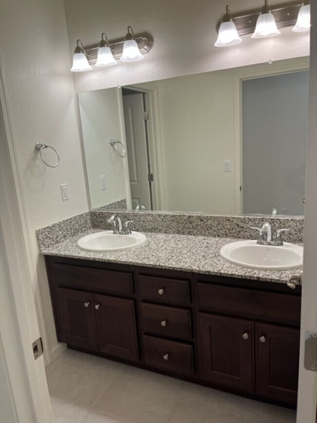 Foto del edificio - 4 Bedroom 2 Bath home in Hanford Coming So...