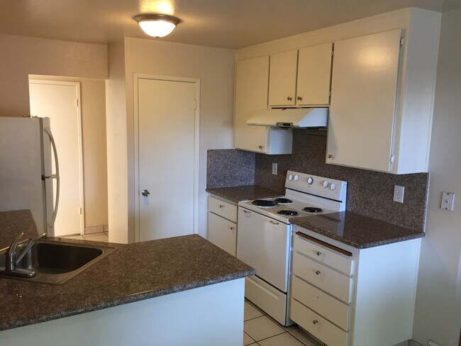 Building Photo - Spacious 3 bedroom condo with hardwood flo...