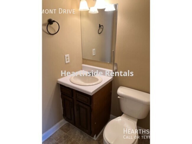 Building Photo - **2 Bedroom 1.5 Bath Townhouse Centrally L...