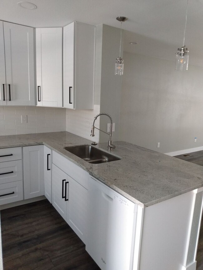 Foto del edificio - Beautifully remodeled 2 Bd/1.5 Ba townhome...
