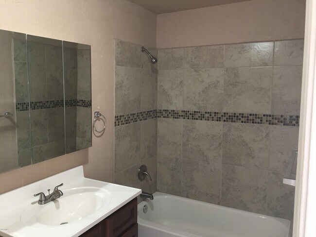 Building Photo - 1904 W Palm Ln