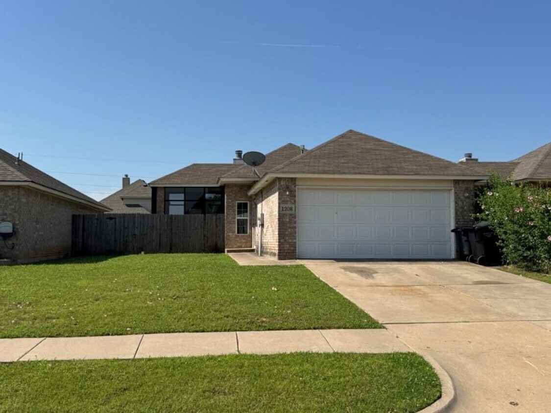 Primary Photo - 3 bed in Moore schools new paint, ready fo...