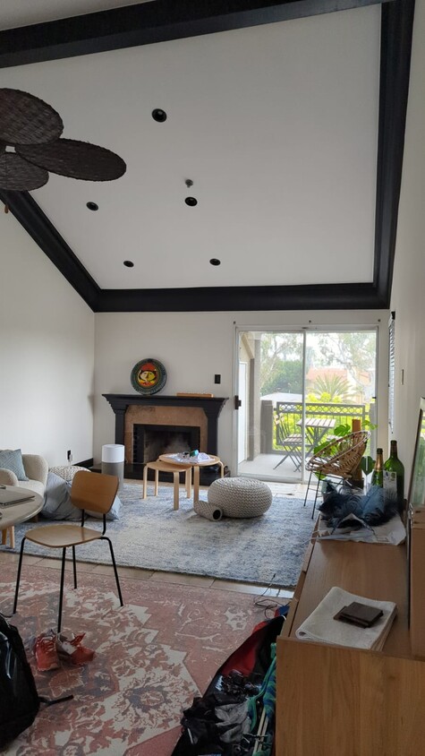 Living area & fireplace - 430 Lake St
