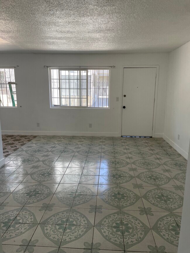 Plano de planta - 711 W 81st St