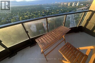 Building Photo - 585 Bloor St E