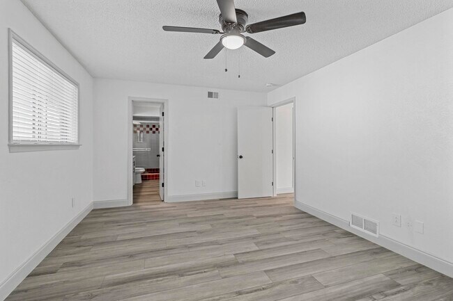 Foto del edificio - 2404 Kentfield Ln