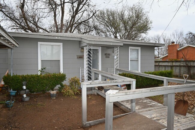 Foto del edificio - Handicap Accessible 2 Bed 1 Bath With Huge Yard In Burkburnett!
