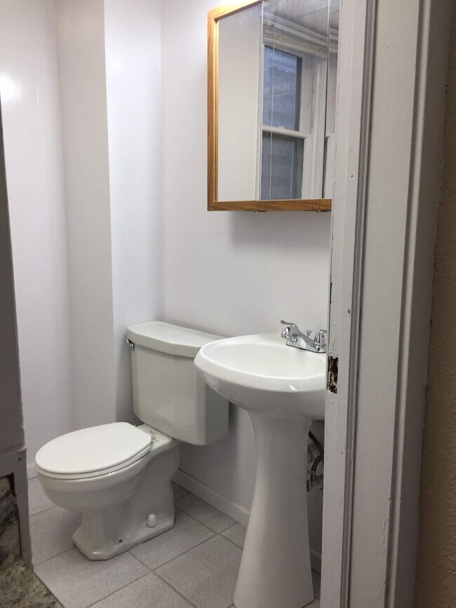 Foto del edificio - 2 Bedroom Apartment Available June 1!!