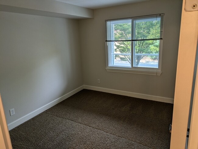 Second bedroom - 520 SE Columbia River Dr