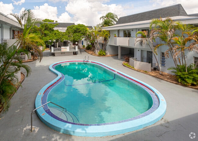 Área de la piscina 1 - Imperial At Kendall Apartments