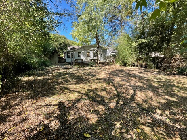 Building Photo - 611 N Pierce St
