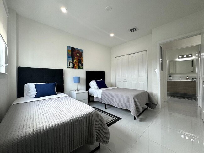 Foto del edificio - 2280 SW 32nd Ave