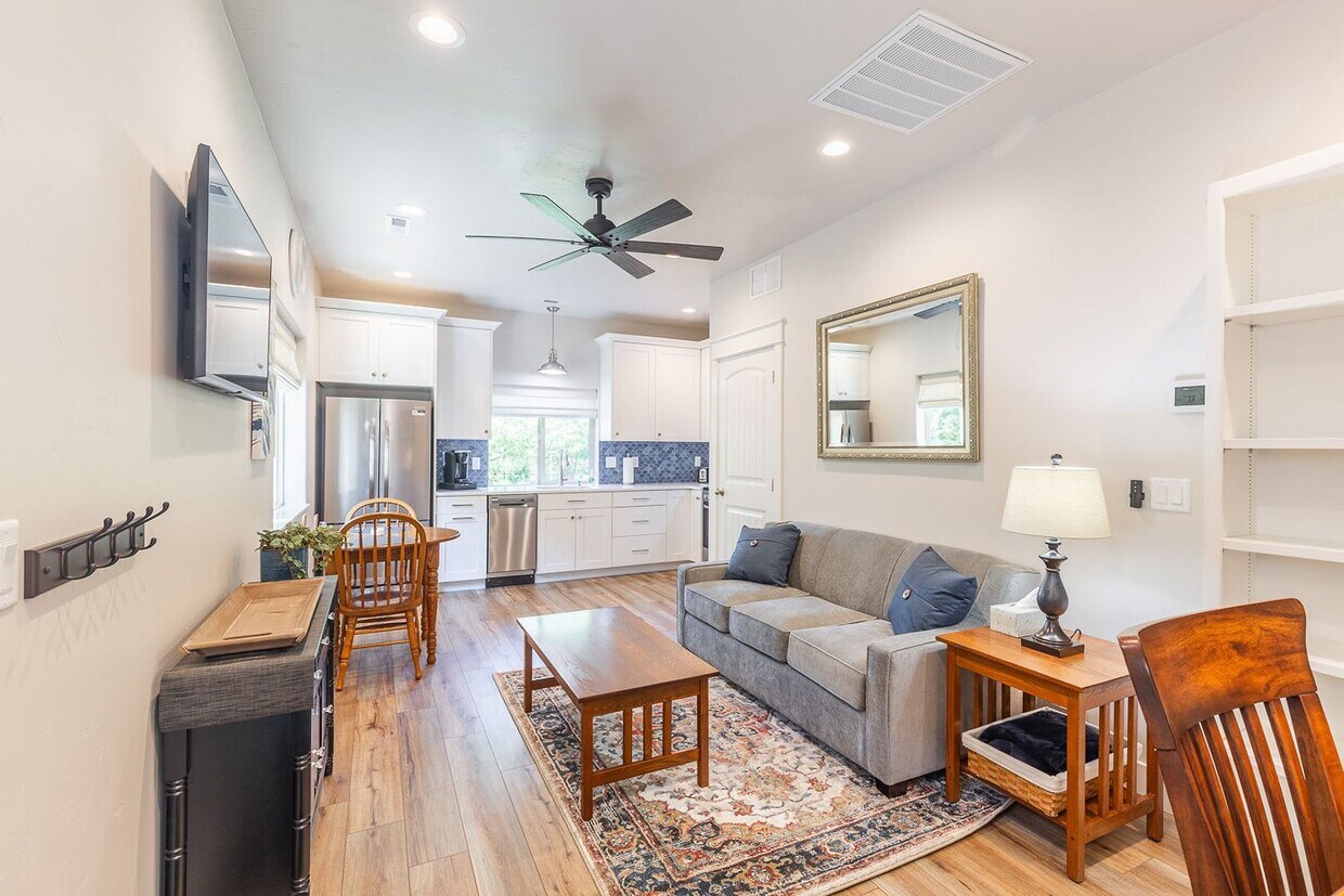 Foto principal - Charming Fully Furnished 1 Bedroom, 1 Bath...