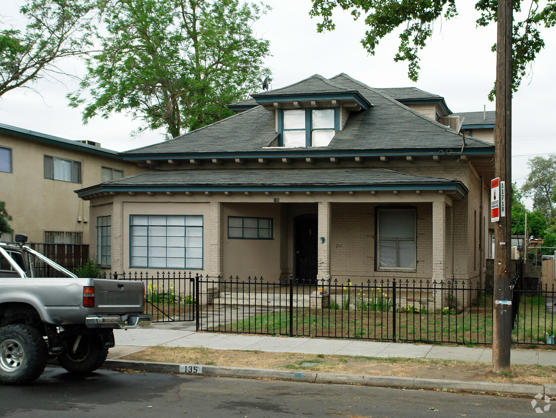 Foto principal - 135 N Calaveras St