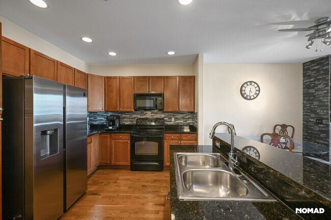 Foto del edificio - Charming 1.5BR Condo in Englewood