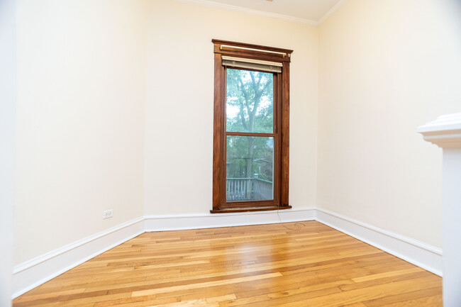 Building Photo - 1432 W Cullom Ave