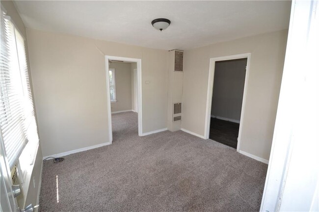 Building Photo - 808 E 46th St