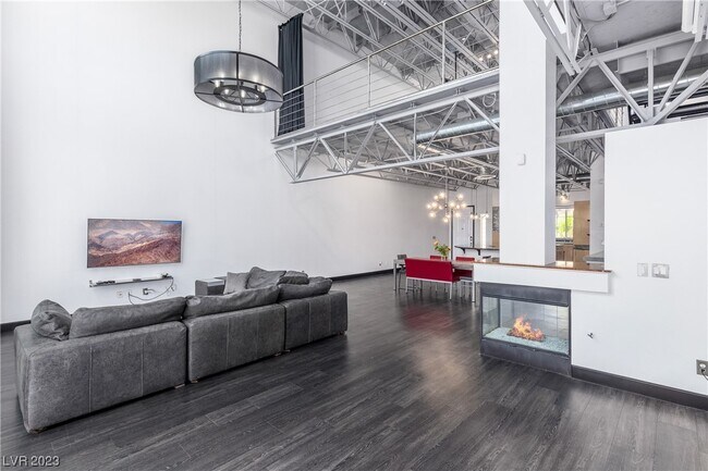 Foto del edificio - 5619 Deer Creek Falls Ct