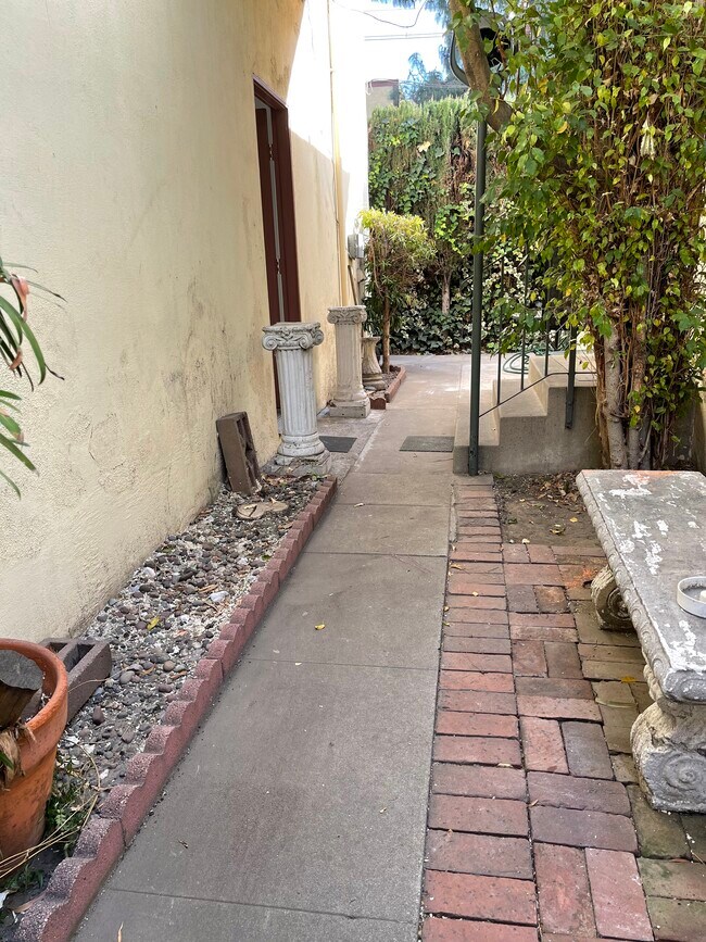 Foto del edificio - 12219 Magnolia Blvd