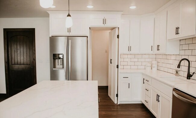 Building Photo - Discover Your Dream Home: Inviting Open Fl...