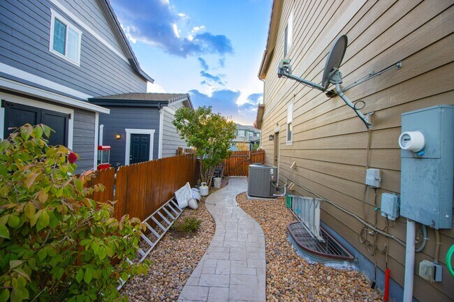 Building Photo - Spacious & Pet-Friendly 3-Bedroom Home in ...