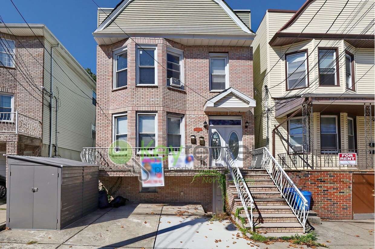 Primary Photo - 185 Clerk St
