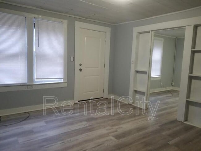 Building Photo - 305 Hillcrest Cir Dr