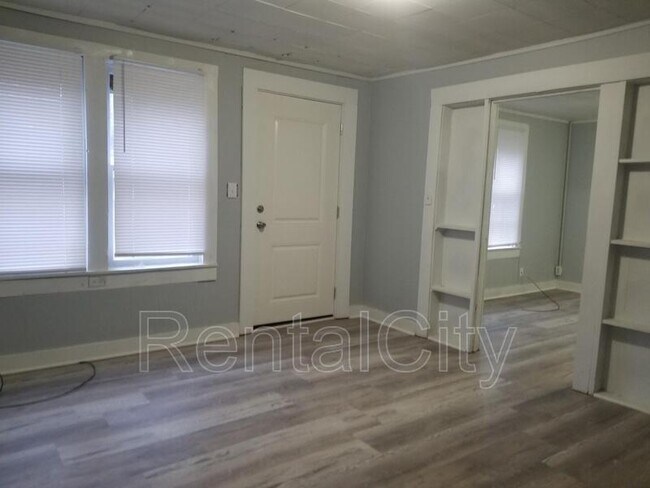 Foto del edificio - 305 Hillcrest Cir Dr