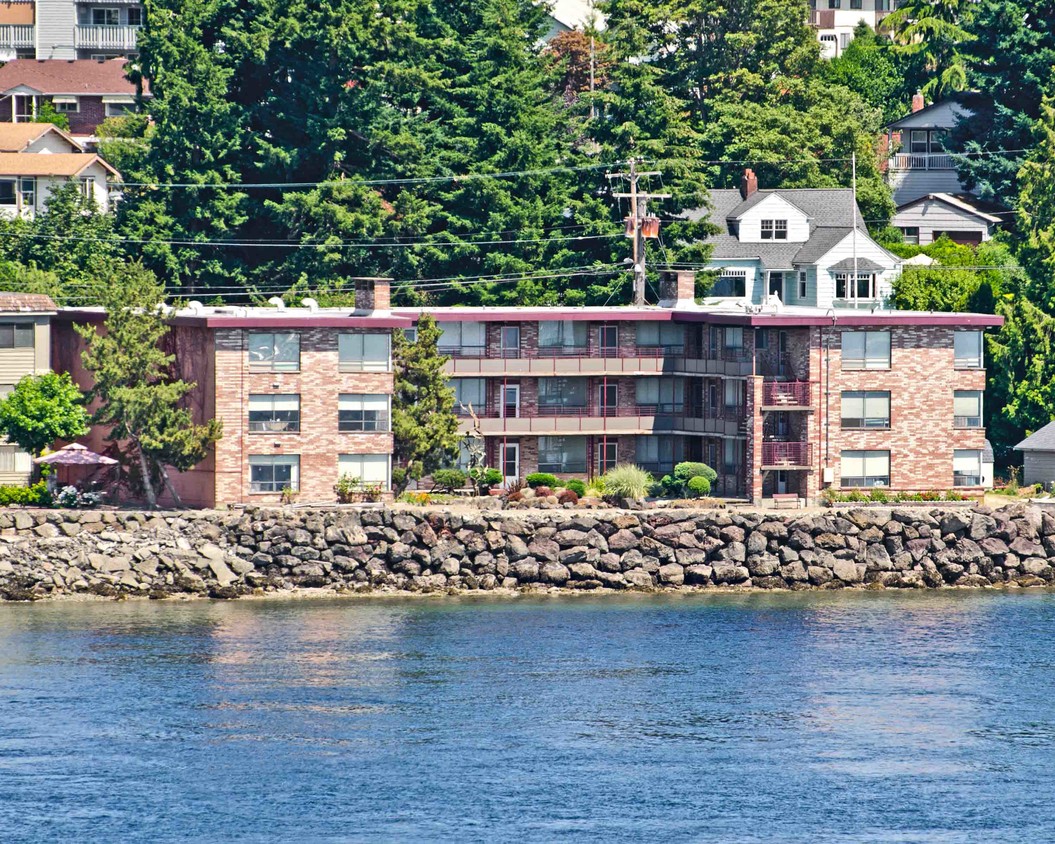 A la derecha sobre Manette Bay - Edgewater East Apartments