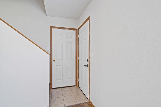 Foto del edificio - Spacious 4-Bedroom Duplex in Valley View G...