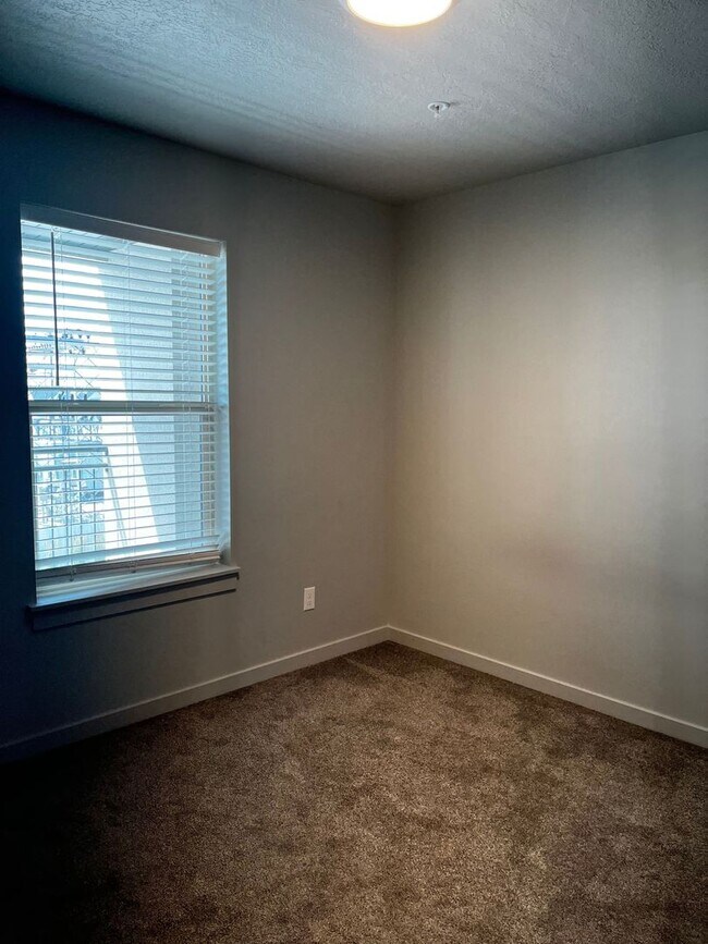 Building Photo - Conveniently Located Provo Condo