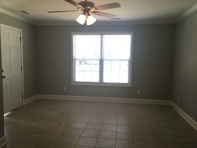 Foto del edificio - MOVE-IN READY!
