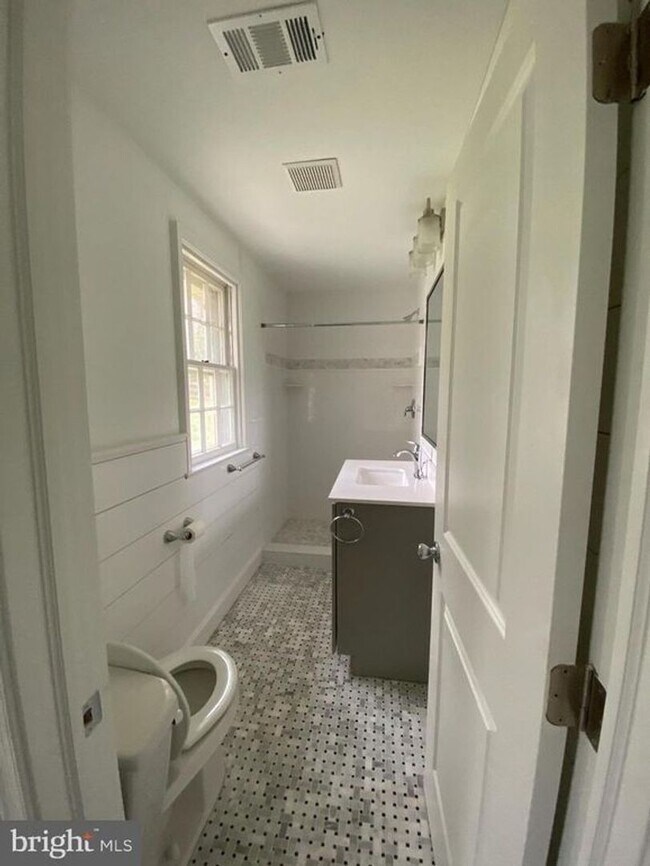 Building Photo - Fully Renovated 5 Bedroom/3 Bathroom Home ...