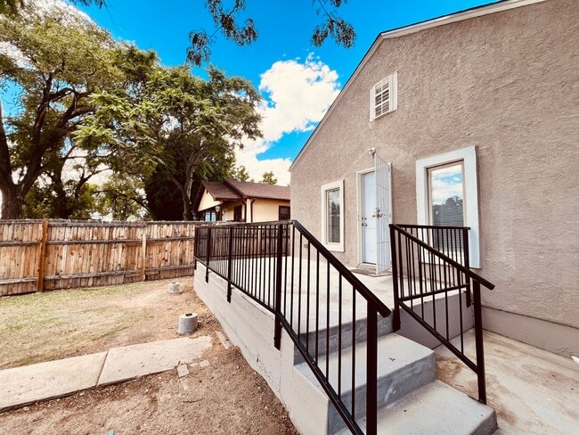 Building Photo - 1123 W 16th St