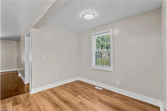 Building Photo - 2242 Hollyrood St