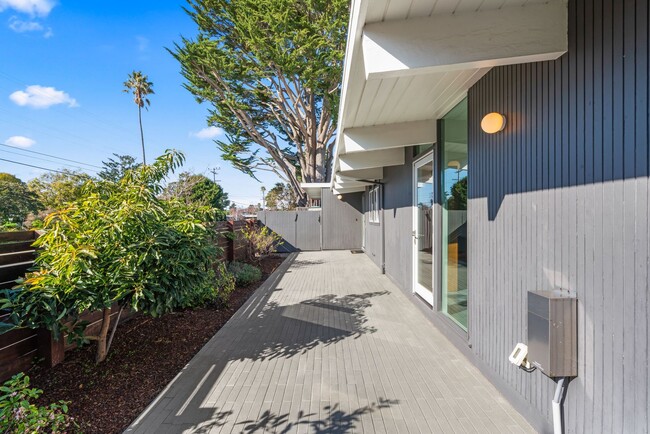 Foto del edificio - Renovated Eichler Home Nestled in a Vibran...