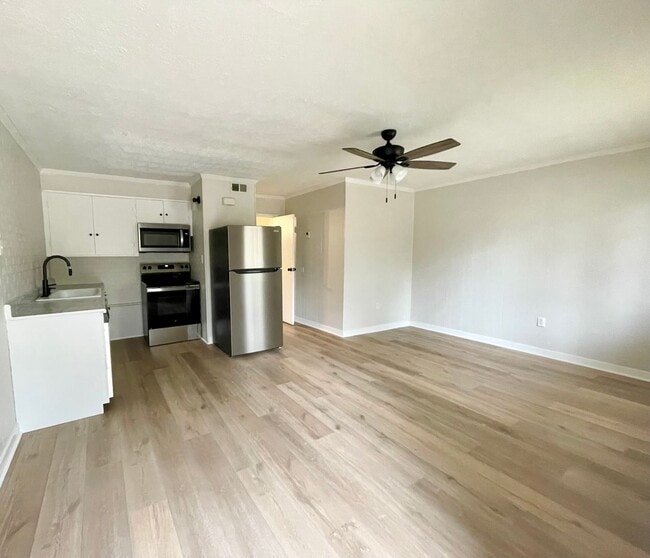 Building Photo - 1 Bed/1 Bath Apartment for Rent in Brandon 042!