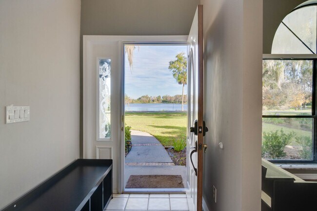 Foto del edificio - FOR RENT!!! STUNNING AND SPACIOUS SINGLE FAMILY HOME WITH LAKE VIEW...