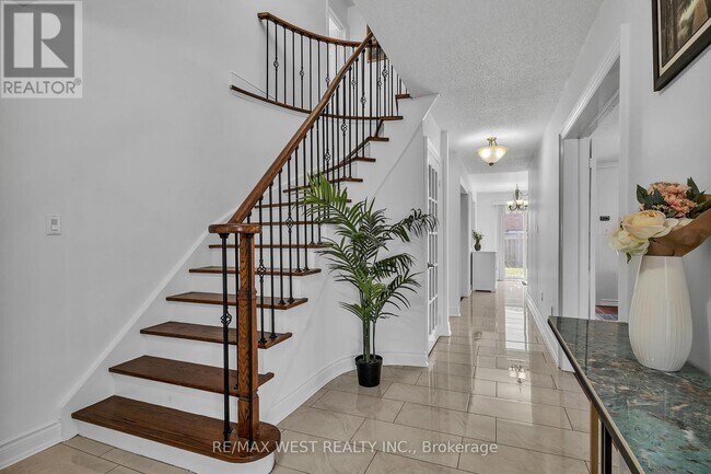 Building Photo - 92 Ridgefield Crescent
