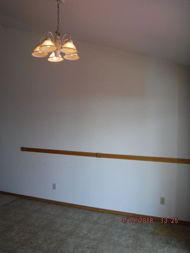Building Photo - 3 Bedroom Home- Close to Parks and Schools!!- Dog Negotiable!!
