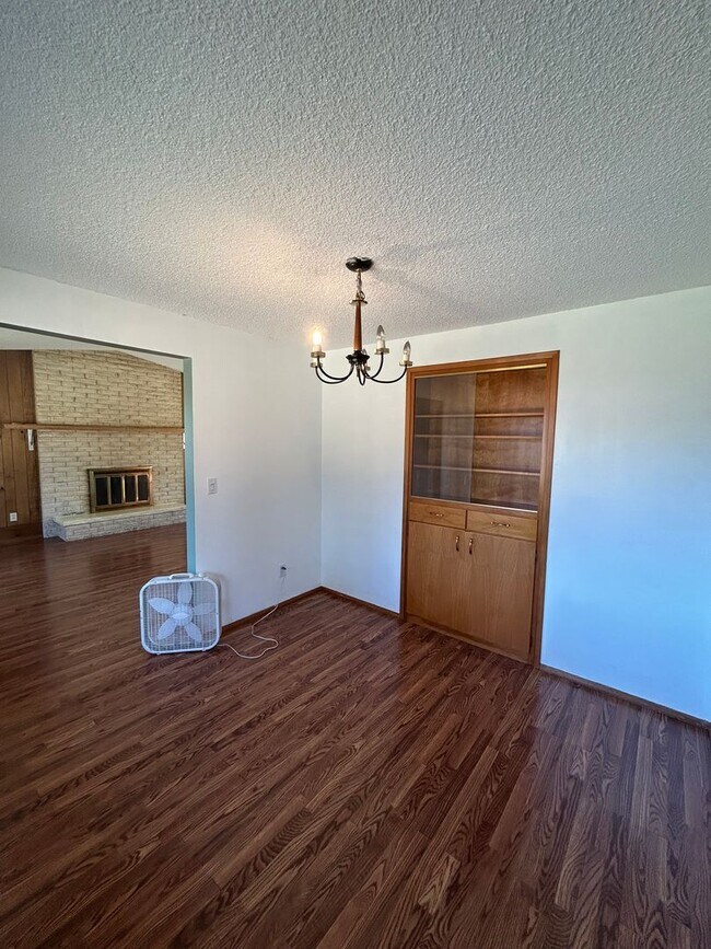 Foto del edificio - Spacious 3 bedroom, 2 bathroom with large ...