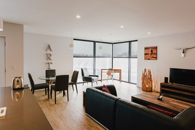 Building Photo - 221 Stradbrook Ave