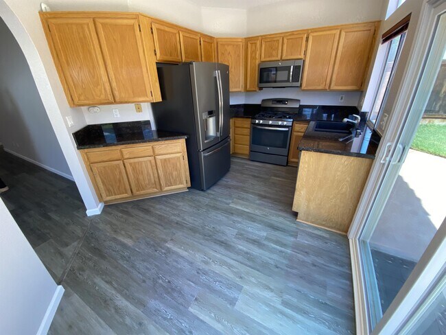Building Photo - 533 Avenida Aguila