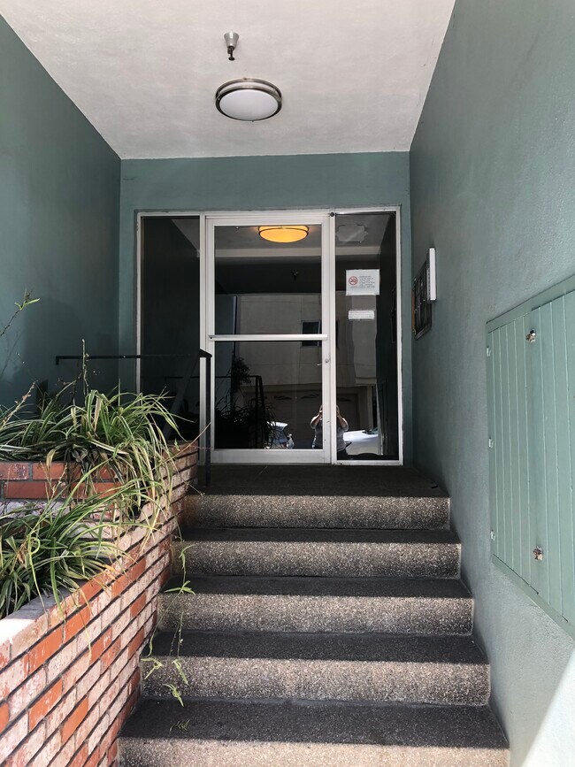 Building Photo - 824 Corbett Ave