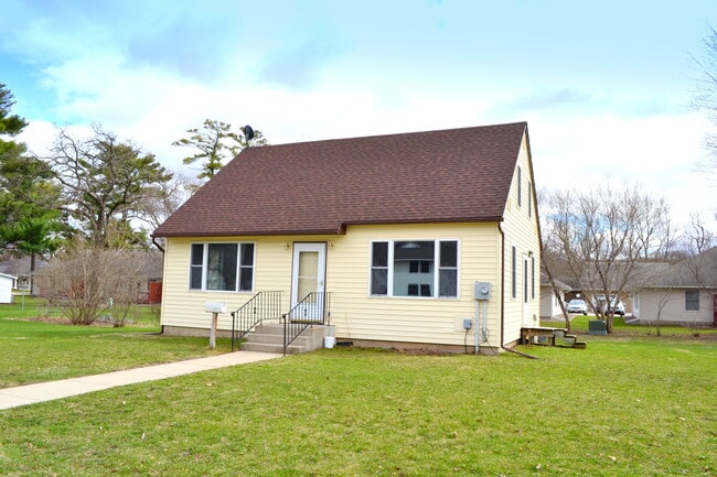 Building Photo - 605 Iowa Ave