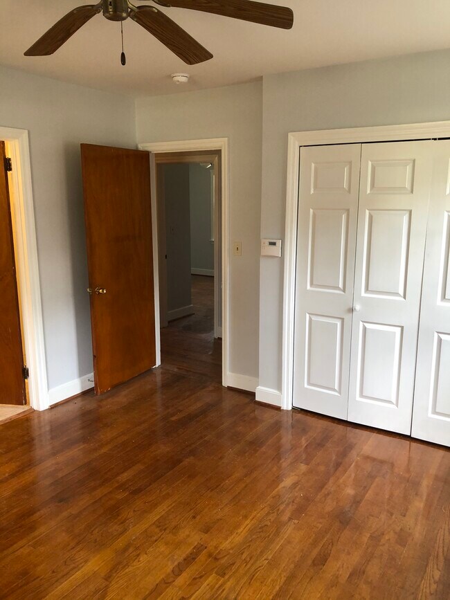 Building Photo - 1111 Greenlawn Dr