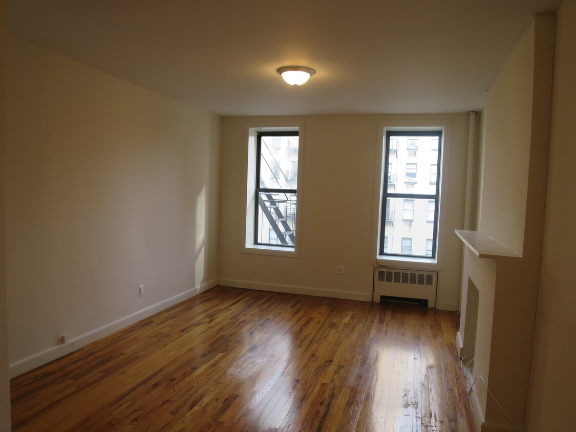 Primary Photo - 1555 York Ave