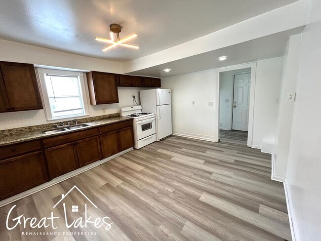 Building Photo - Lovely 2 Bedroom 1 Bathroom now available ...