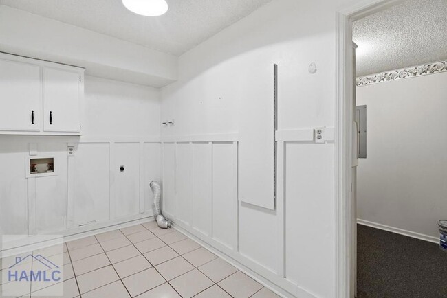 Building Photo - 405 Club Dr