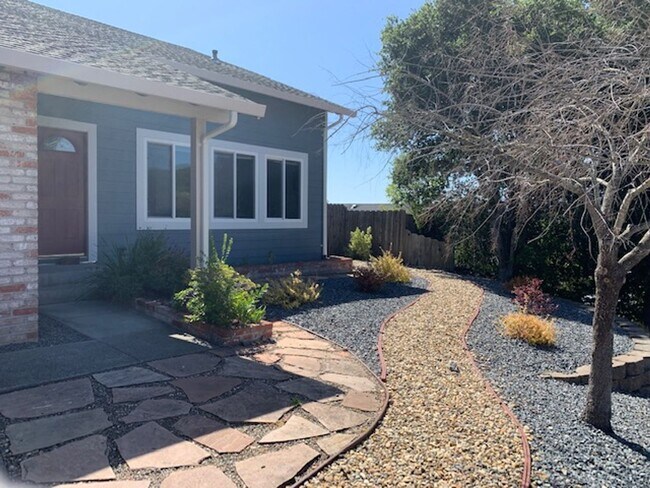 Foto del edificio - Available Now ~ Beautiful 4 bed/3 bath Home in Novato ~ Views ~ 2 Level